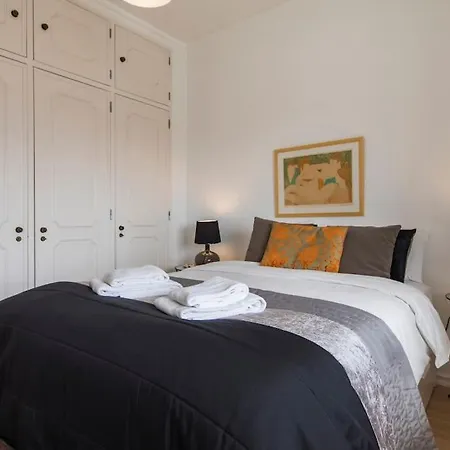 Castle View Hideaway In Apartament